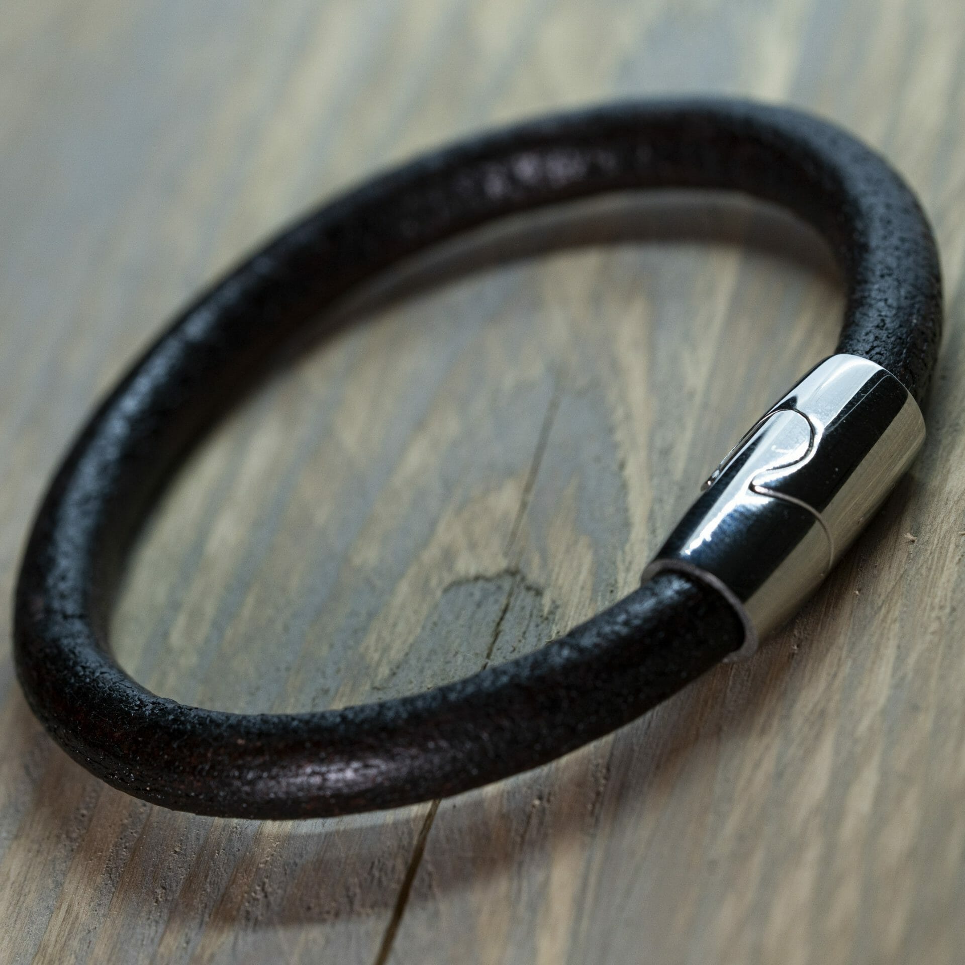 Rundes Wikinger-Armband aus schwarzem Leder – Schweden