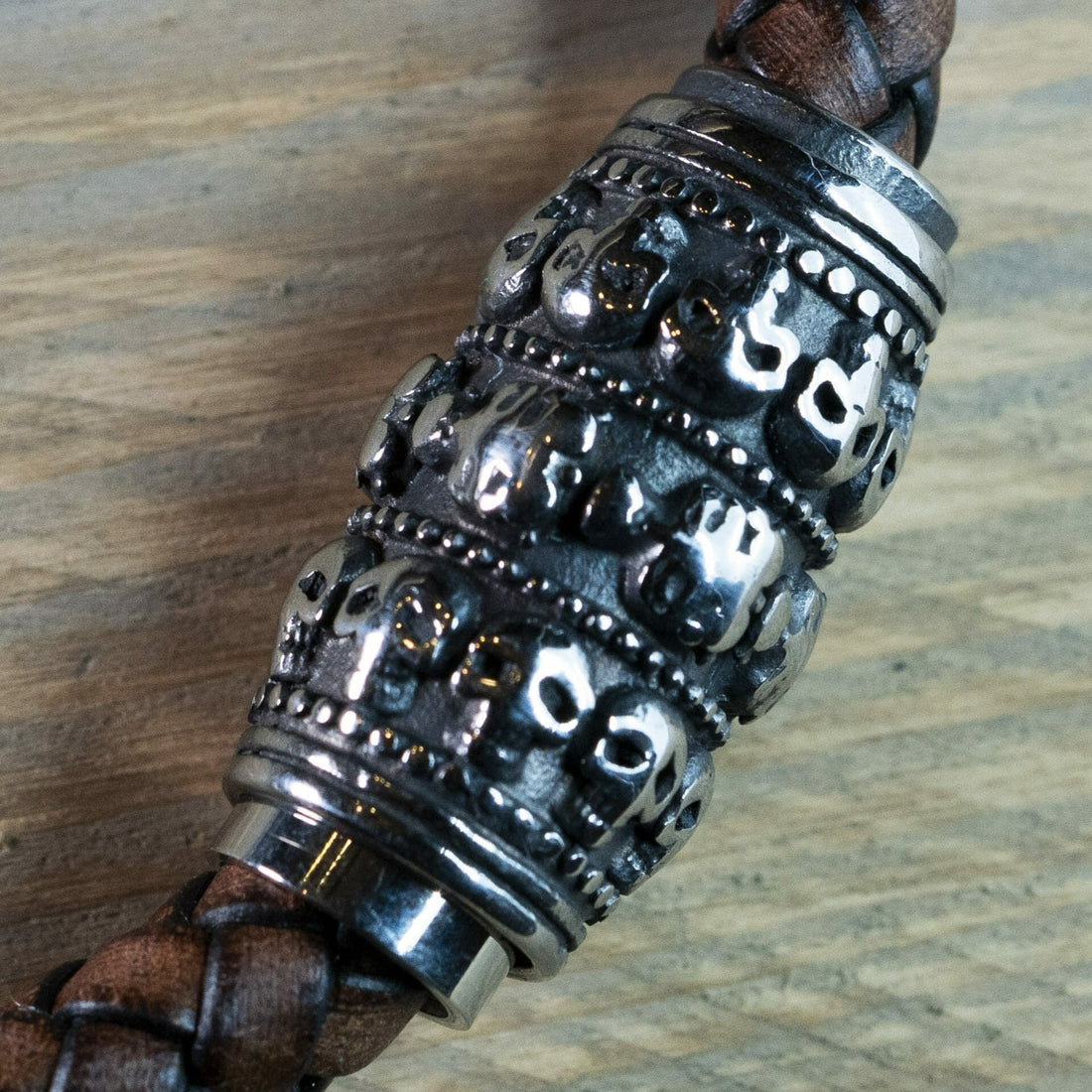 Wikinger-Armband aus gewebtem Leder – Totenköpfe, 8 mm