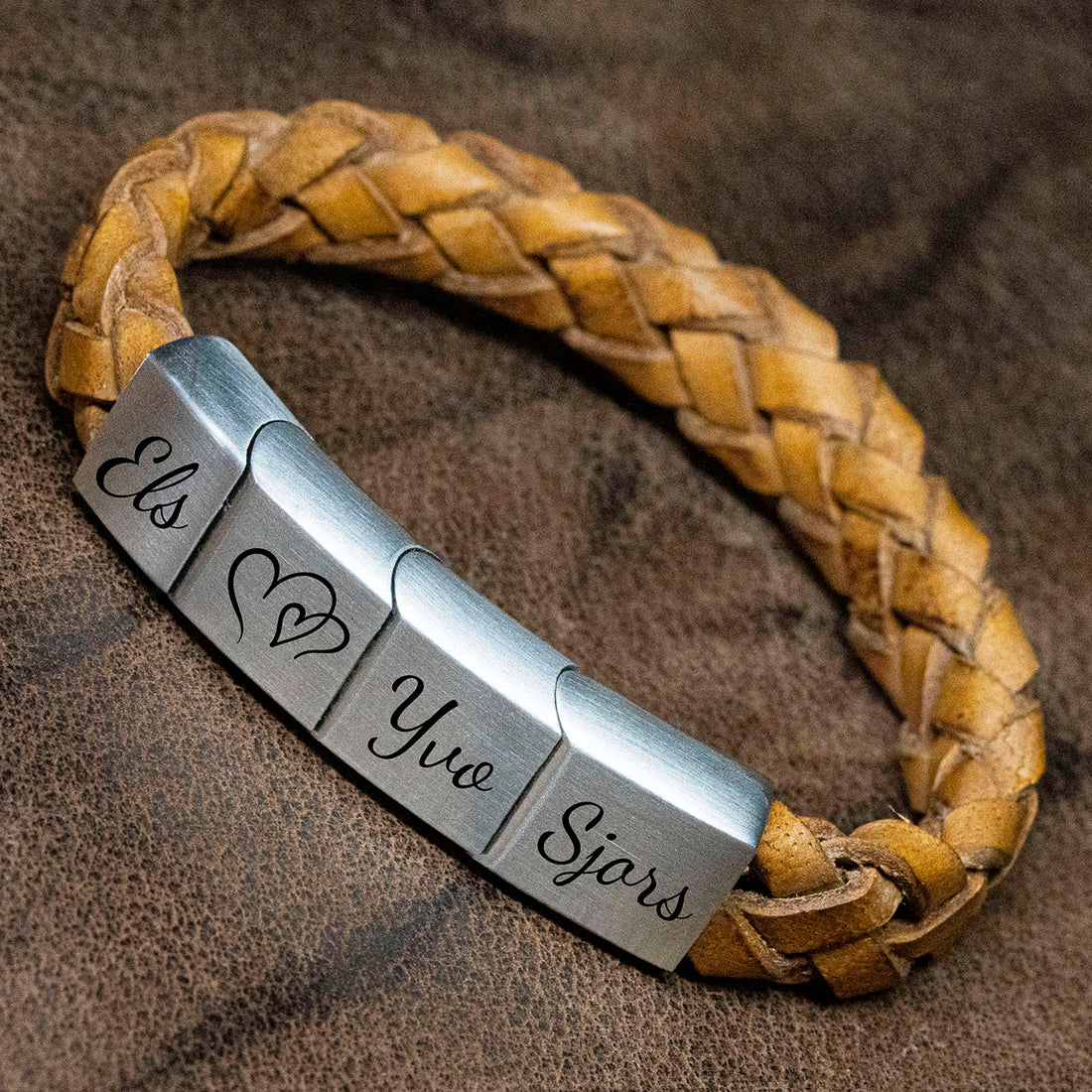 Geflochtenes Armband mit 4 Namen – hellbraunes Leder